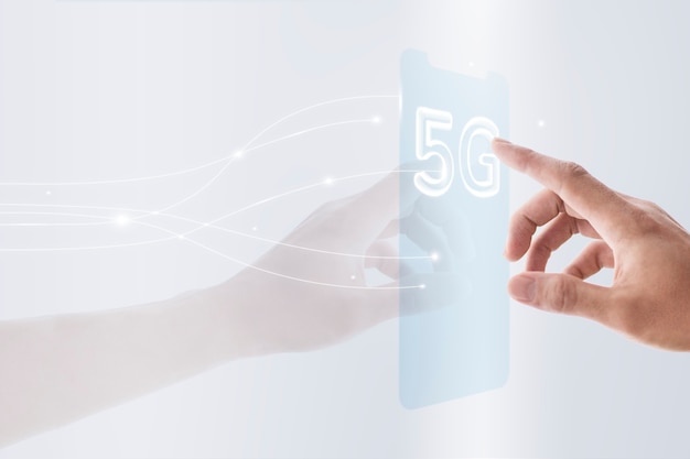 Foto gratuita tecnología de fondo de red global 5g con medios remezclados de teléfonos inteligentes transparentes futuristas