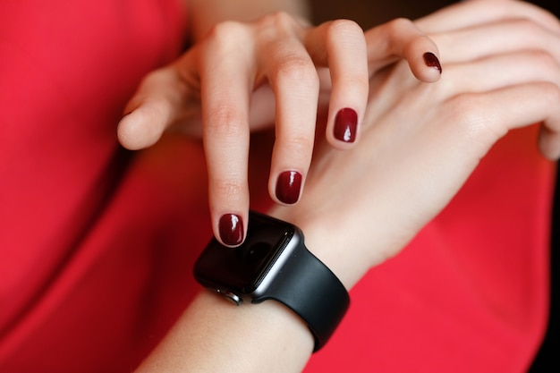 Tecnología, mujer mirando su reloj