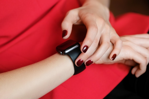 Tecnología, mujer mirando su reloj