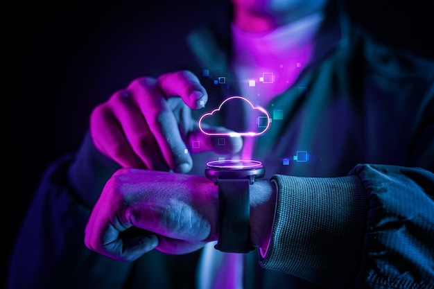Tecnología en la nube con holograma futurista en reloj inteligente.