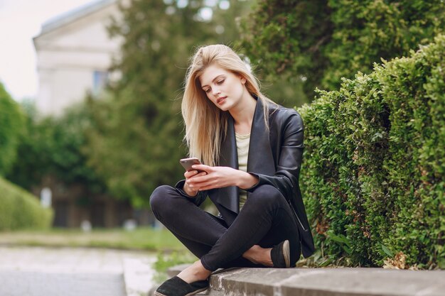 Tecnología ocio señora sentada belleza