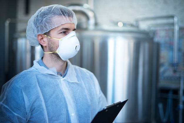 Foto gratuita tecnólogo que trabaja en la fábrica de procesamiento de alimentos para la producción médica, control de calidad y distribución