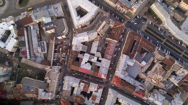 Tejados del casco antiguo de Lviv en Ucrania durante el día. El ambiente mágico de la ciudad europea. Punto de referencia, el ayuntamiento y la plaza principal. Vista aérea.