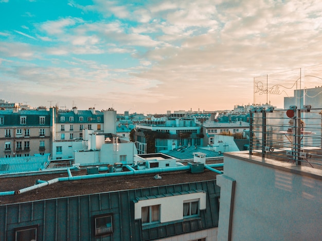 Tejados de edificios de la ciudad y cielo nublado