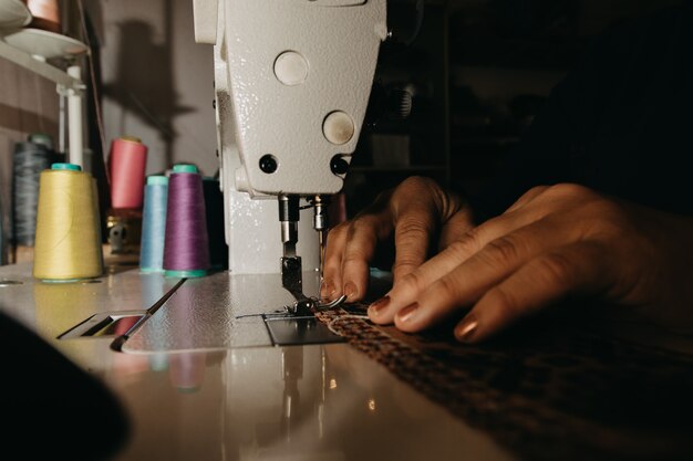 Tejer una alfombra en la máquina de coser.