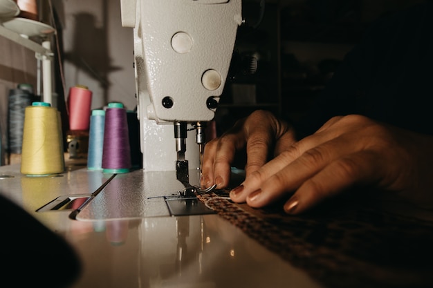 Tejer una alfombra en la máquina de coser.