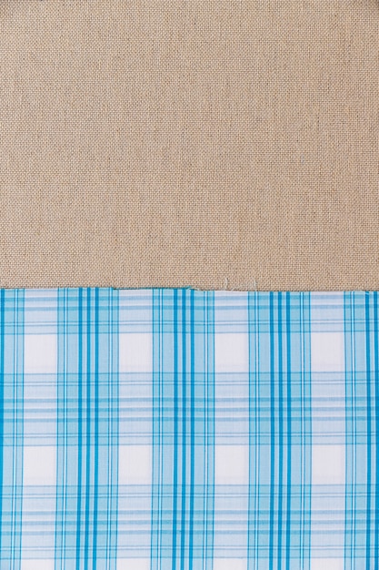 Tejido azul con estampado a cuadros en tela de saco liso