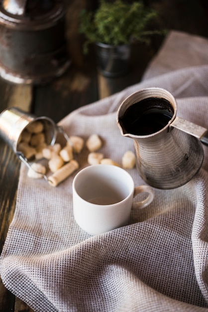 Foto gratuita tela de arpillera de alta vista con taza de café y azúcar