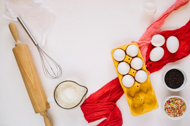 Tela roja cerca de utensilios de cocina e ingredientes.