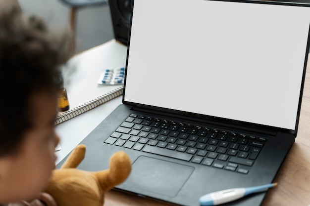 Foto gratuita teleconsulta médica para paciente enfermo a domicilio