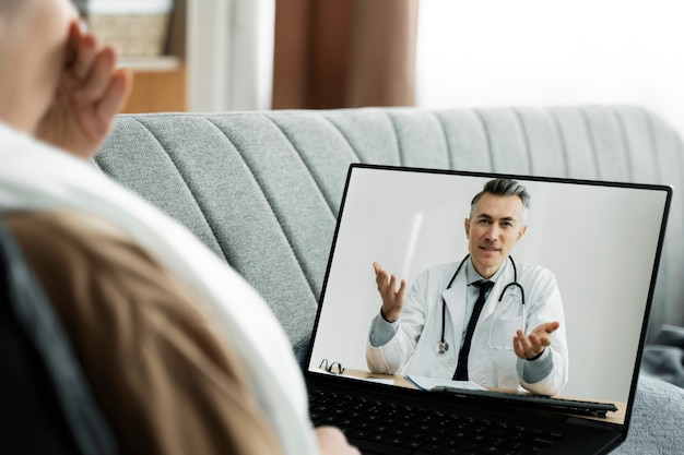 Foto gratuita teleconsulta médica para paciente enfermo a domicilio