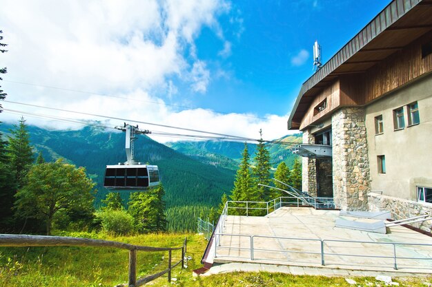 Teleférico de góndola en las montañas.