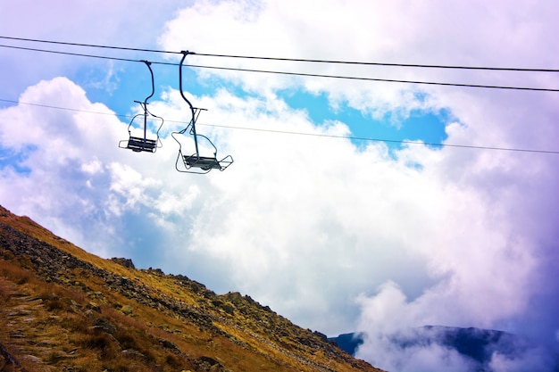 Foto gratuita teleférico de góndola en las montañas.