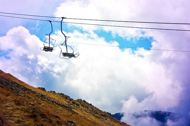 Teleférico de góndola en las montañas.