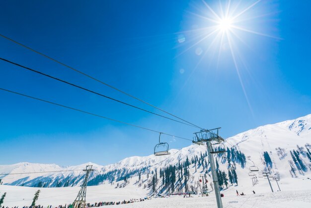 Teleférico en la montaña de la nieve en Gulmark Cachemira, la India.