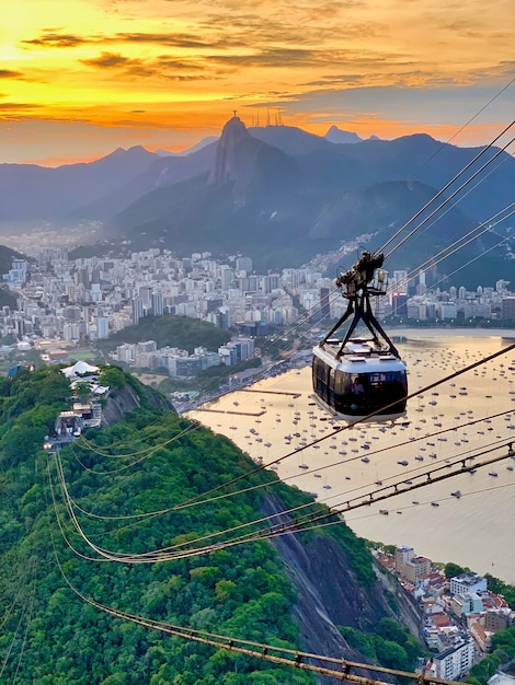 Teleférico de la montaña Pan de Azúcar durante la puesta de sol