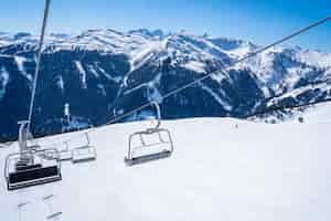 Foto gratuita teleférico del remonte sobre las hermosas montañas cubiertas de nieve