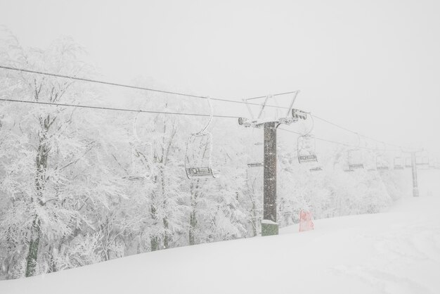 Teleférico sobre la montaña de nieve en la estación de esquí.