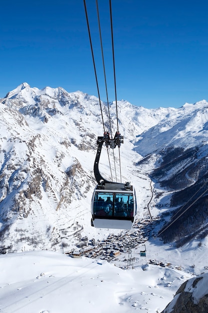 Foto gratuita un teleférico con teleféricos en una zona de montaña, francia.