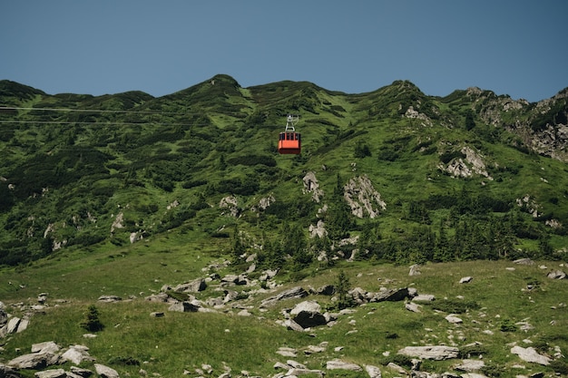 Teleférico de Transfagarasan en verdes montañas de los Cárpatos de Transilvania, Rumania