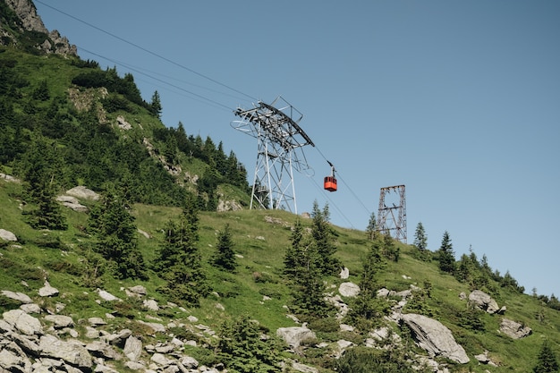 Teleférico de Transfagarasan en verdes montañas de los Cárpatos de Transilvania, Rumania