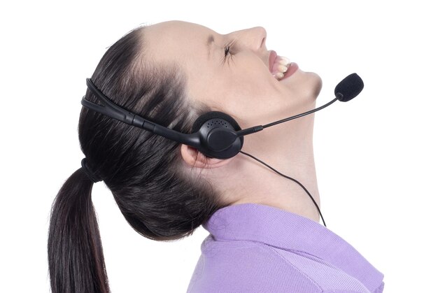 Telefonista mujer feliz con auriculares y sonrisa riendo