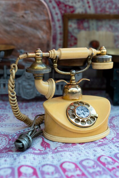 Teléfono antiguo en el mercado de segunda mano