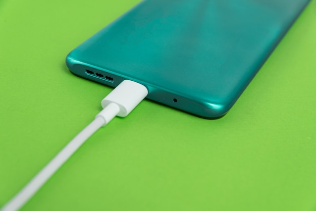 Foto gratuita teléfono celular azul conectado a cable usb tipo c - cargando