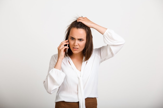 Teléfono de conversación de mujer de moda con problemas, mira preocupado