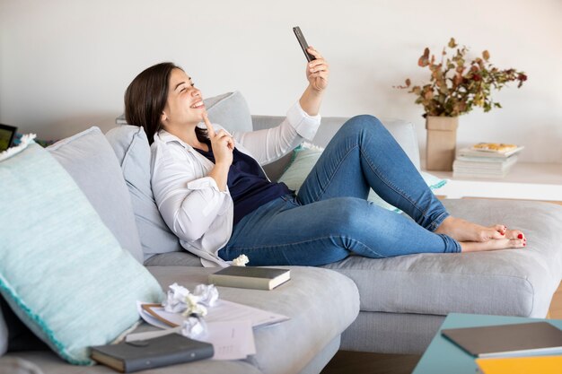 Teléfono de explotación de mujer de tiro completo