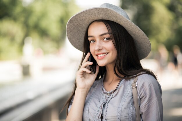 Teléfono feliz vida mujer agradable verde