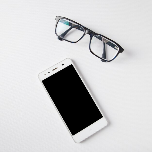 Teléfono y gafas en estudio