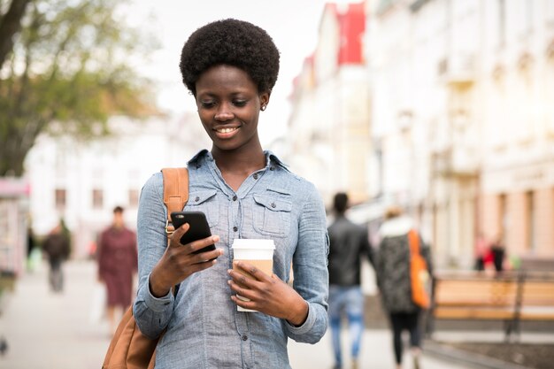 Teléfono joven negro africano