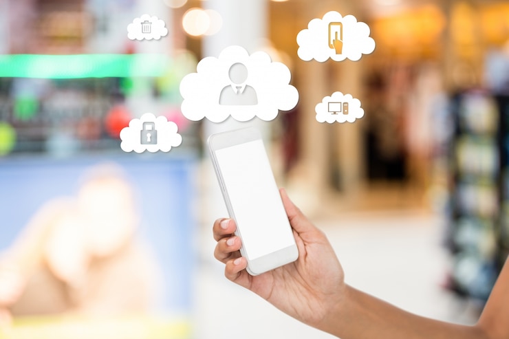 Foto gratuito teléfono móvil y nubes con iconos de aplicaciones