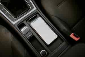 Foto gratuita teléfono móvil de pantalla en blanco dentro de un coche