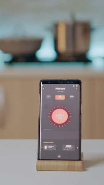 Teléfono móvil con software de automatización de iluminación inalámbrico