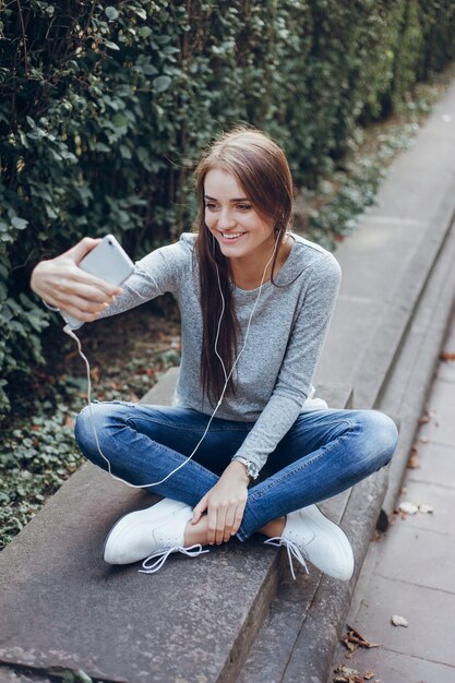 Teléfono móvil del suéter del smartphone del adolescente