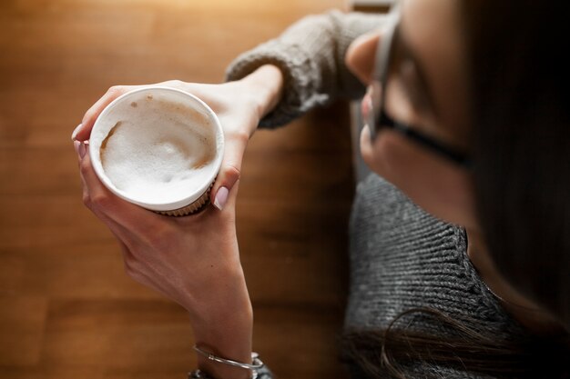 Teléfono de la mujer del café con el móvil