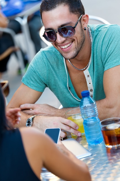 teléfono mujer hombre sonrisa tecnología