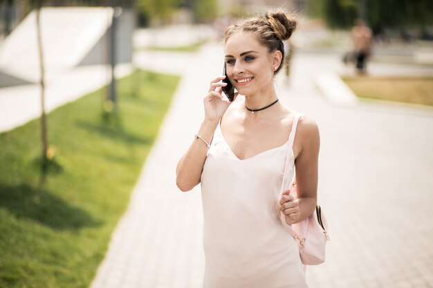 Teléfono verano niña momento feliz éxito