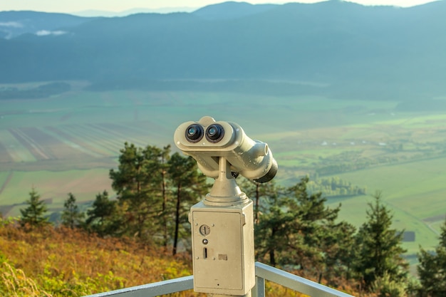 Telescopio de observación en la plataforma de observación de la montaña Slivnica con vistas a un valle