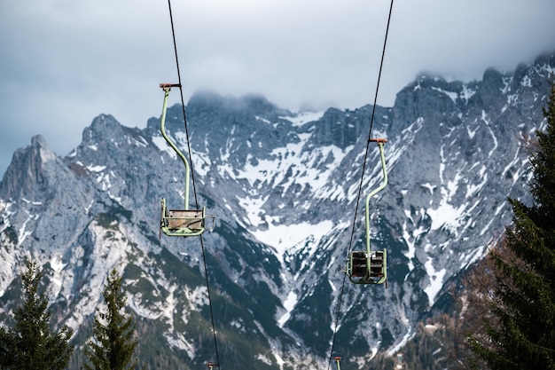 Foto gratuita un telesilla cerca de mittenwald en los alpes bávaros.