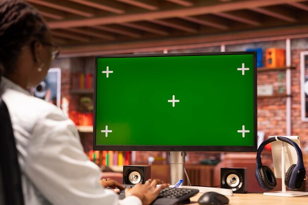 Teletrabajador que utiliza una maqueta de PC para investigar un proyecto de la empresa