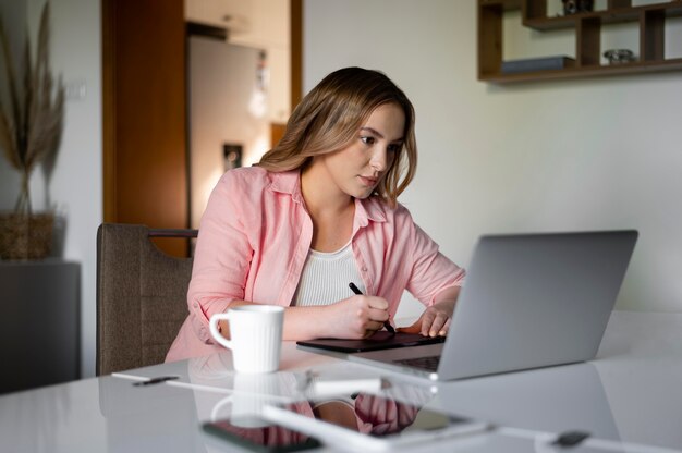 Teletrabajo de mujer de tiro medio