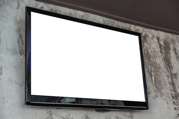 Televisión con pantalla en blanco en la pared
