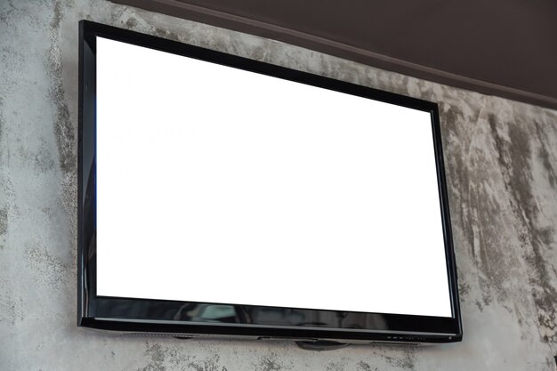 Televisión con pantalla en blanco en la pared