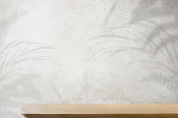 Foto gratuita telón de fondo del producto, mesa de madera vacía con muro de hormigón y sombra vegetal