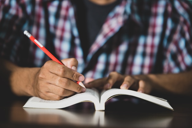 Tema educativo: Primer plano Escritura del alumno en un aula.