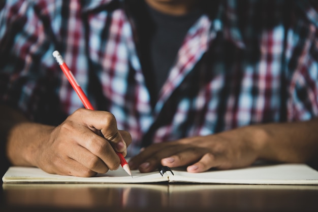 Tema educativo: Primer plano Escritura del alumno en un aula.