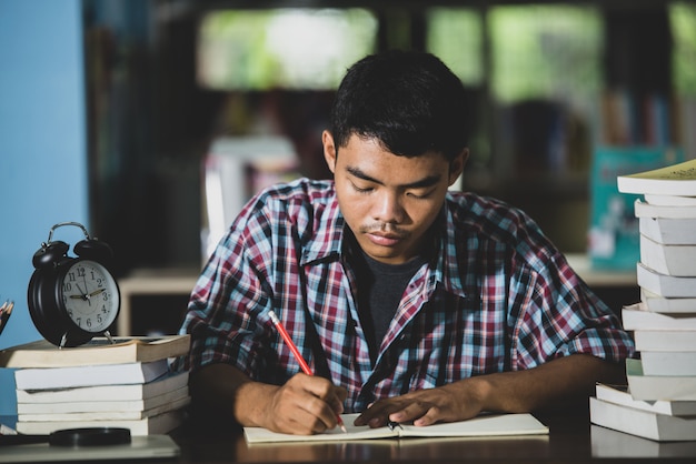 Tema educativo: Primer plano Escritura del alumno en un aula.